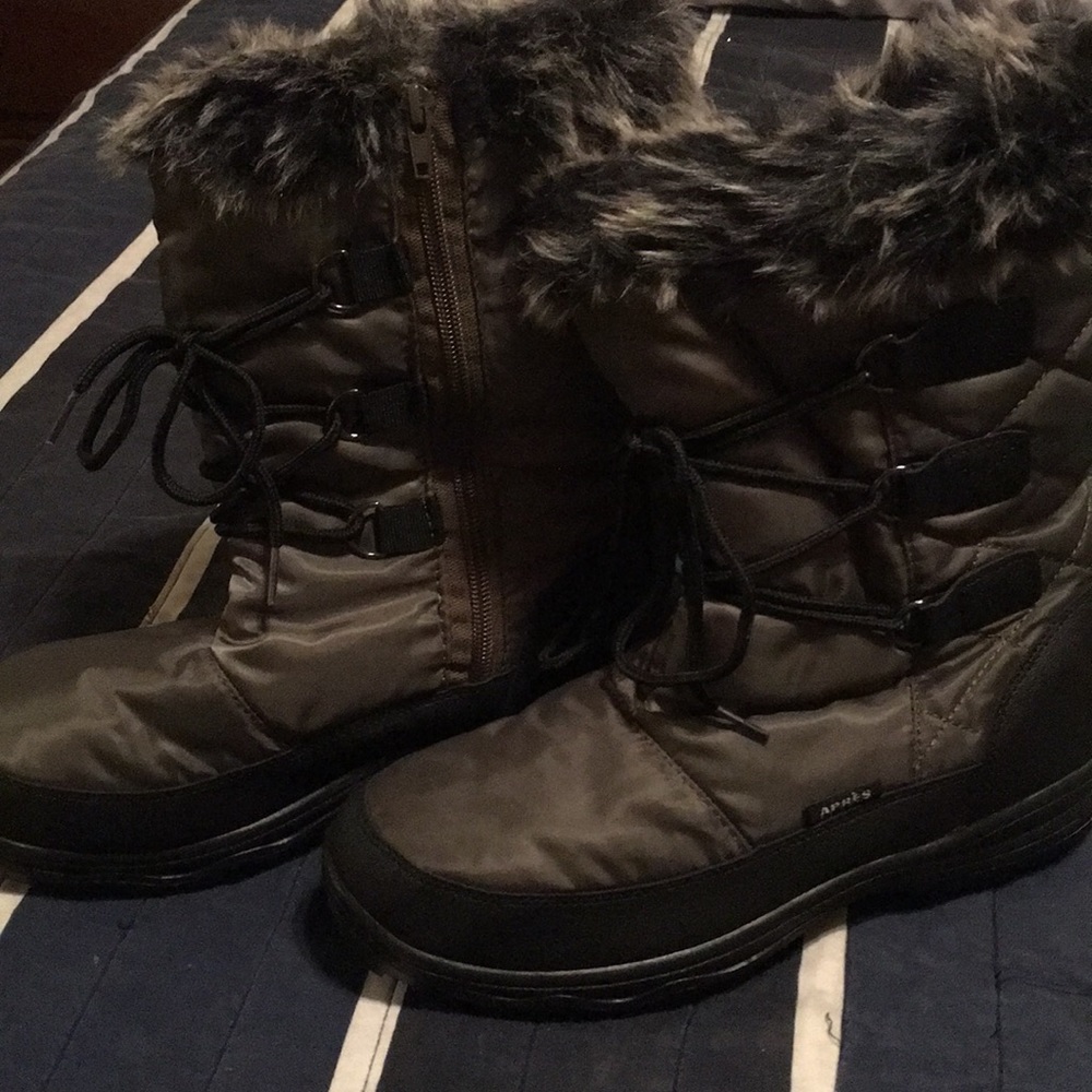 Women’s Snow boots, size 10